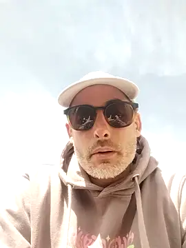 Snapshot of LeLoup49 chatting on March 29, 10:59 am LeLoup49 online show from March 29, 10:59 am