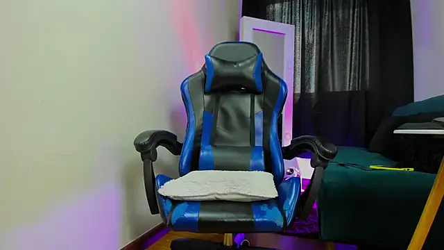 Snapshot of Charliejones_ chatting on September 25, 7:50 pm Charliejones online show from September 25, 7:50 pm