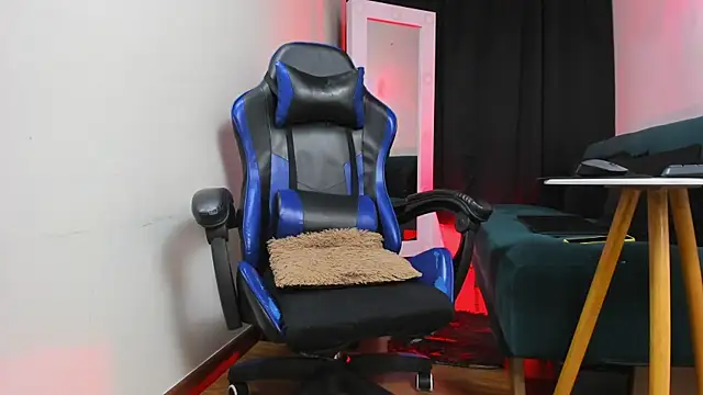 Snapshot of Charliejones_ chatting on November 18, 1:22 am Charliejones online show from November 18, 1:22 am