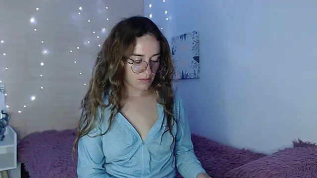 Snapshot of kat_desiree chatting on November 27, 2:02 am kat desiree online show from November 27, 2:02 am