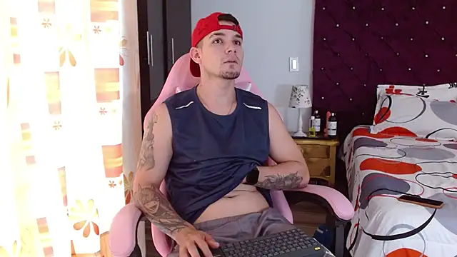 BooyHott  online show from October 26, 6:25 pm