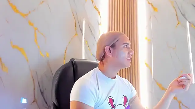 Snapshot of Marian_Cristal chatting on February 7, 3:21 am Marian Cristal online show from February 7, 3:21 am