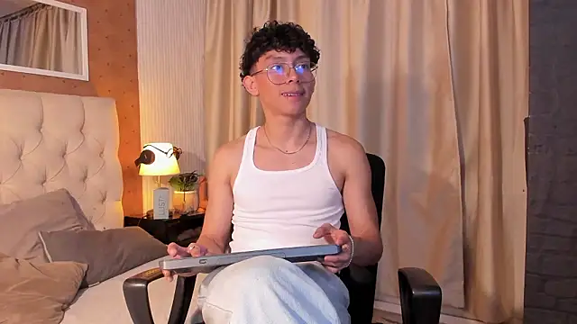 liam twiink online show from March 8, 1:03 am