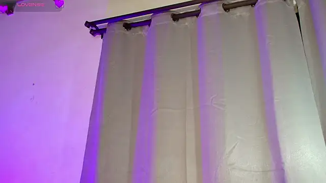 Snapshot of Missdionne_curly chatting on February 12, 11:27 am Missdionne curly online show from February 12, 11:27 am