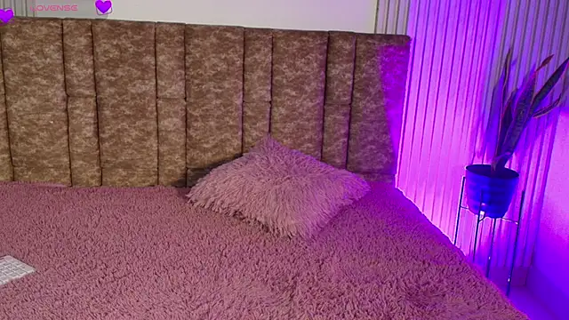 Snapshot of Missdionne_curly chatting on February 27, 11:43 am Missdionne curly online show from February 27, 11:43 am