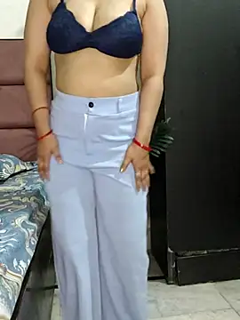 Snapshot of Charm_Queen chatting on April 15, 9:27 am Charm Queen online show from April 15, 9:27 am