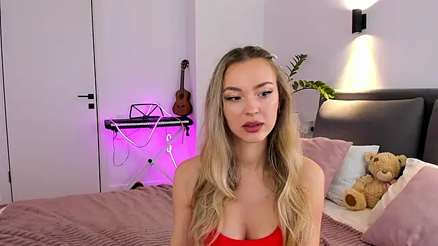 Kelly  Gray online show from April 1, 8:26 am