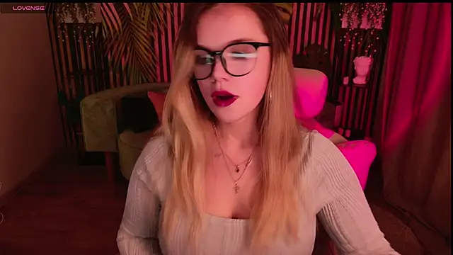 KellyHayden online show from December 17, 5:08 pm