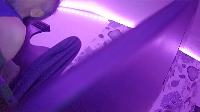 Snapshot of HippieDad333 chatting on December 16, 11:54 pm HippieDad333 online show from December 16, 11:54 pm