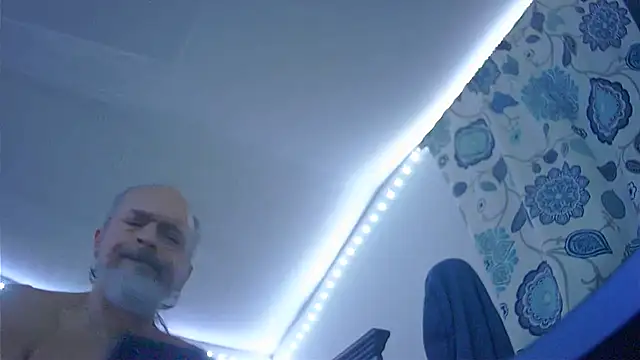 Snapshot of HippieDad333 chatting on December 19, 11:12 pm HippieDad333 online show from December 19, 11:12 pm