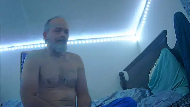 Snapshot of HippieDad333 chatting on December 21, 10:28 pm HippieDad333 online show from December 21, 10:28 pm