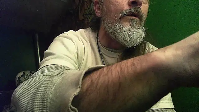 Snapshot of HippieDad333 chatting on January 5, 11:19 pm HippieDad333 online show from January 5, 11:19 pm