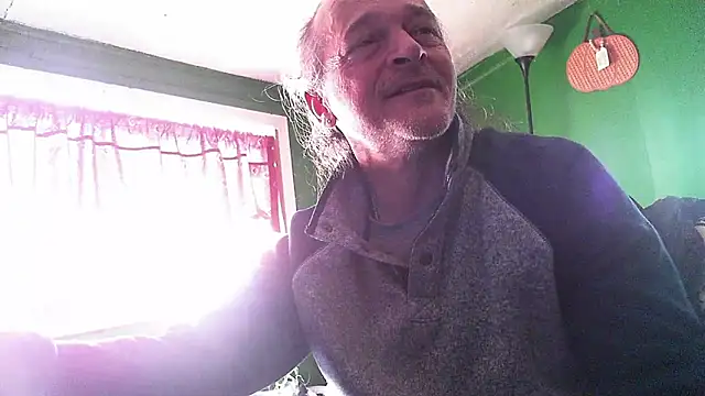 Snapshot of HippieDad333 chatting on January 31, 7:11 pm HippieDad333 online show from January 31, 7:11 pm