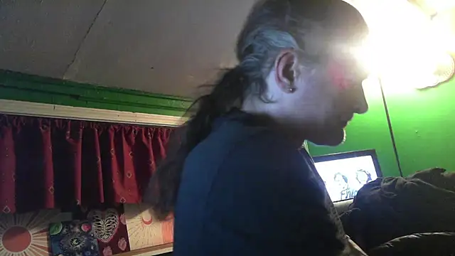 Snapshot of HippieDad333 chatting on February 2, 12:09 am HippieDad333 online show from February 2, 12:09 am