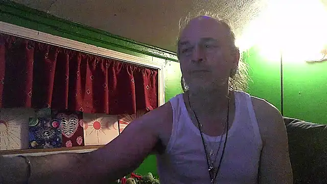 Snapshot of HippieDad333 chatting on February 4, 6:41 am HippieDad333 online show from February 4, 6:41 am