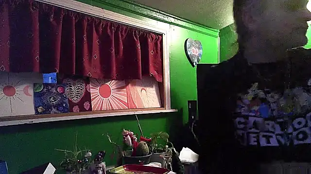 Snapshot of HippieDad333 chatting on February 9, 11:09 pm HippieDad333 online show from February 9, 11:09 pm