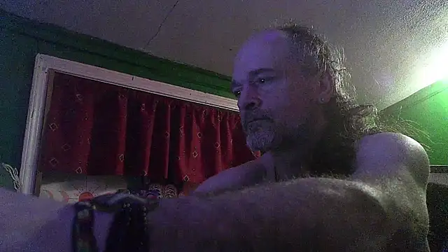 Snapshot of HippieDad333 chatting on February 17, 2:41 am HippieDad333 online show from February 17, 2:41 am