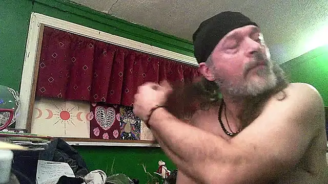 Snapshot of HippieDad333 chatting on March 23, 3:43 am HippieDad333 online show from March 23, 3:43 am