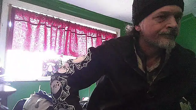 Snapshot of HippieDad333 chatting on April 6, 5:14 pm HippieDad333 online show from April 6, 5:14 pm