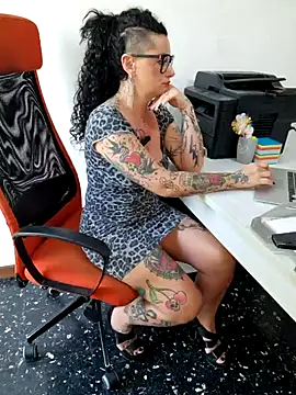 Snapshot of candymaxxx chatting on May 28, 6:32 am candymaxxx online show from May 28, 6:32 am