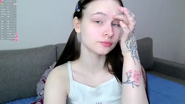 Snapshot of LolaVibe chatting on February 27, 12:54 am LolaVibe online show from February 27, 12:54 am