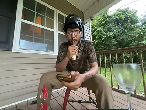 Snapshot of ThrowedWorldWide chatting on May 28, 12:19 am ThrowedWorldWide online show from May 28, 12:19 am