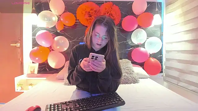 ZOE LE online show from February 18, 12:01 pm