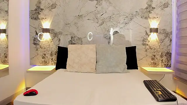 ZOE LE online show from April 13, 9:04 am