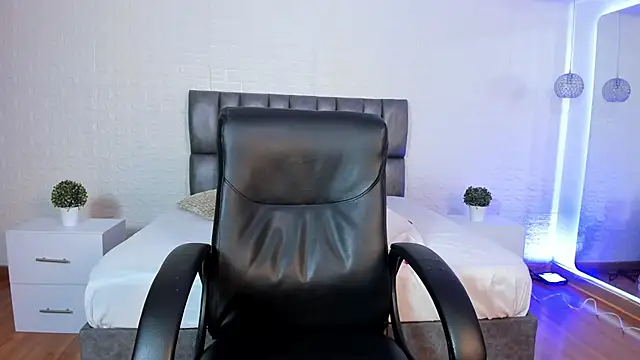 Caroline Millerr online show from May 22, 11:16 am