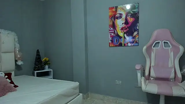 Snapshot of Athenea__fox chatting on December 19, 12:01 pm Athenea fox online show from December 19, 12:01 pm