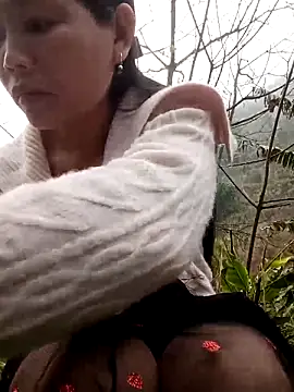 Snapshot of bree-zz chatting on February 17, 1:57 am bree-zz online show from February 17, 1:57 am