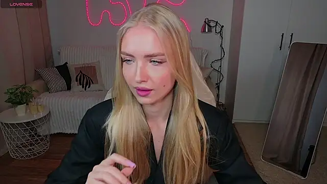 TessaGrays online show from April 4, 9:51 am