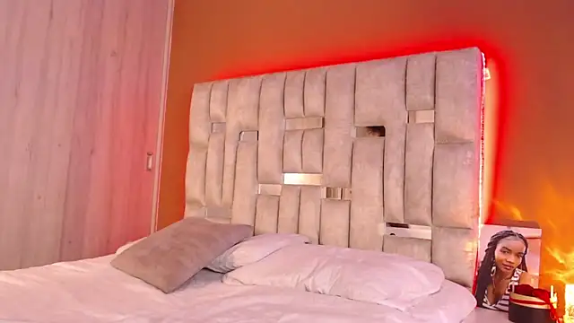 Snapshot of Emily_knights chatting on February 6, 8:23 pm Emily knights online show from February 6, 8:23 pm