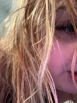 KellyMoors online show from April 12, 8:19 am