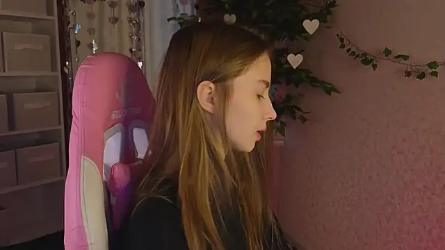 L1na Reeds online show from March 4, 1:11 am