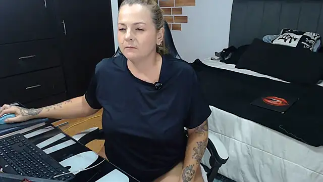 perlagoloza05 online show from June 4, 3:01 am
