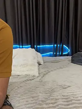 vickyandtania online show from February 8, 5:05 pm