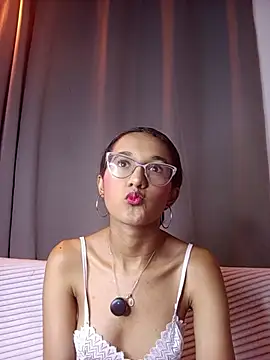 Snapshot of luna_valen chatting on July 21, 9:28 pm luna valen online show from July 21, 9:28 pm