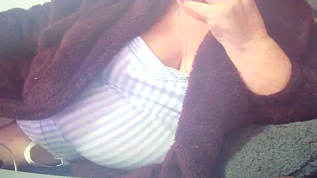 Playful MILF Demi online show from March 4, 9:37 am