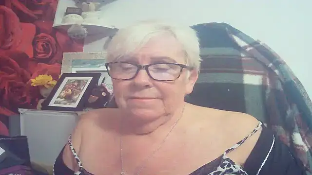 Playful MILF Demi online show from April 17, 9:45 am