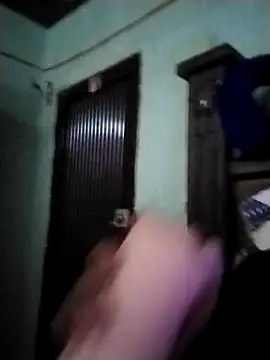 Snapshot of veintitres23 chatting on April 12, 8:52 am veintitres23 online show from April 12, 8:52 am