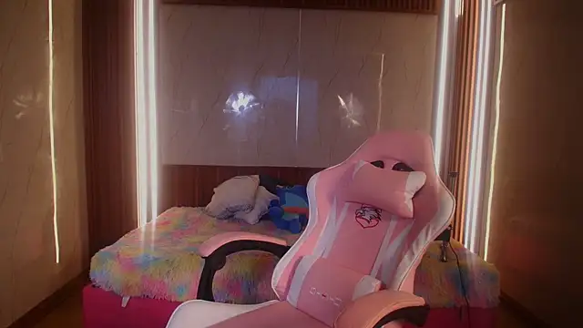 Snapshot of Eva_Feller69 chatting on December 16, 8:58 pm Eva Feller69 online show from December 16, 8:58 pm