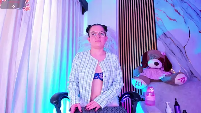 alejagarcia  online show from May 22, 8:36 pm