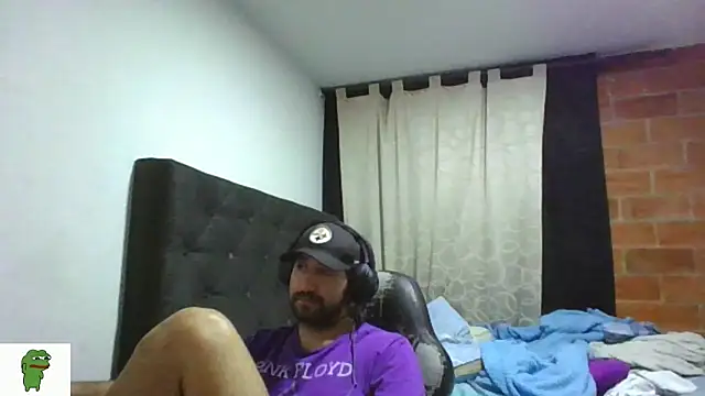 Snapshot of coolfriki chatting on July 6, 4:31 am coolfriki online show from July 6, 4:31 am