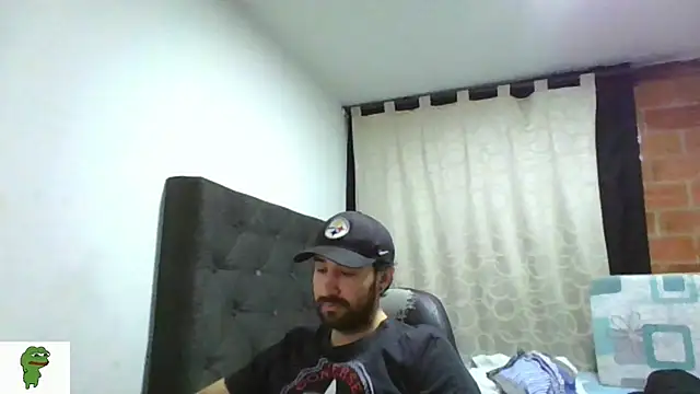 Snapshot of coolfriki chatting on July 12, 1:29 am coolfriki online show from July 12, 1:29 am