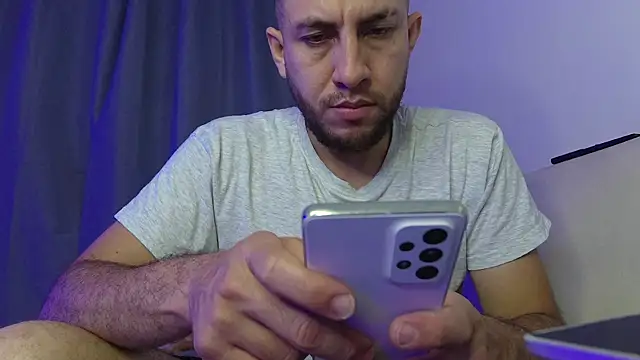 Snapshot of Alessfuck_friends chatting on March 22, 10:24 pm Alessfuck friends online show from March 22, 10:24 pm