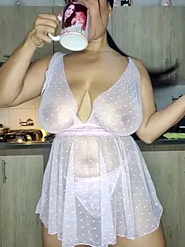 karla-bruni online show from February 4, 10:10 am