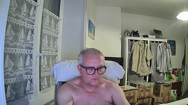 Snapshot of macdut67 chatting on July 27, 1:56 am macdut67 online show from July 27, 1:56 am