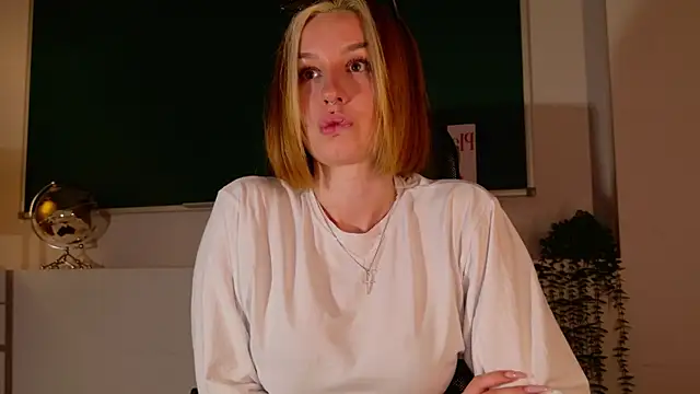 ClaireMathis online show from July 25, 2:58 pm
