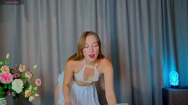 ElizaPurrr online show from August 6, 11:34 am